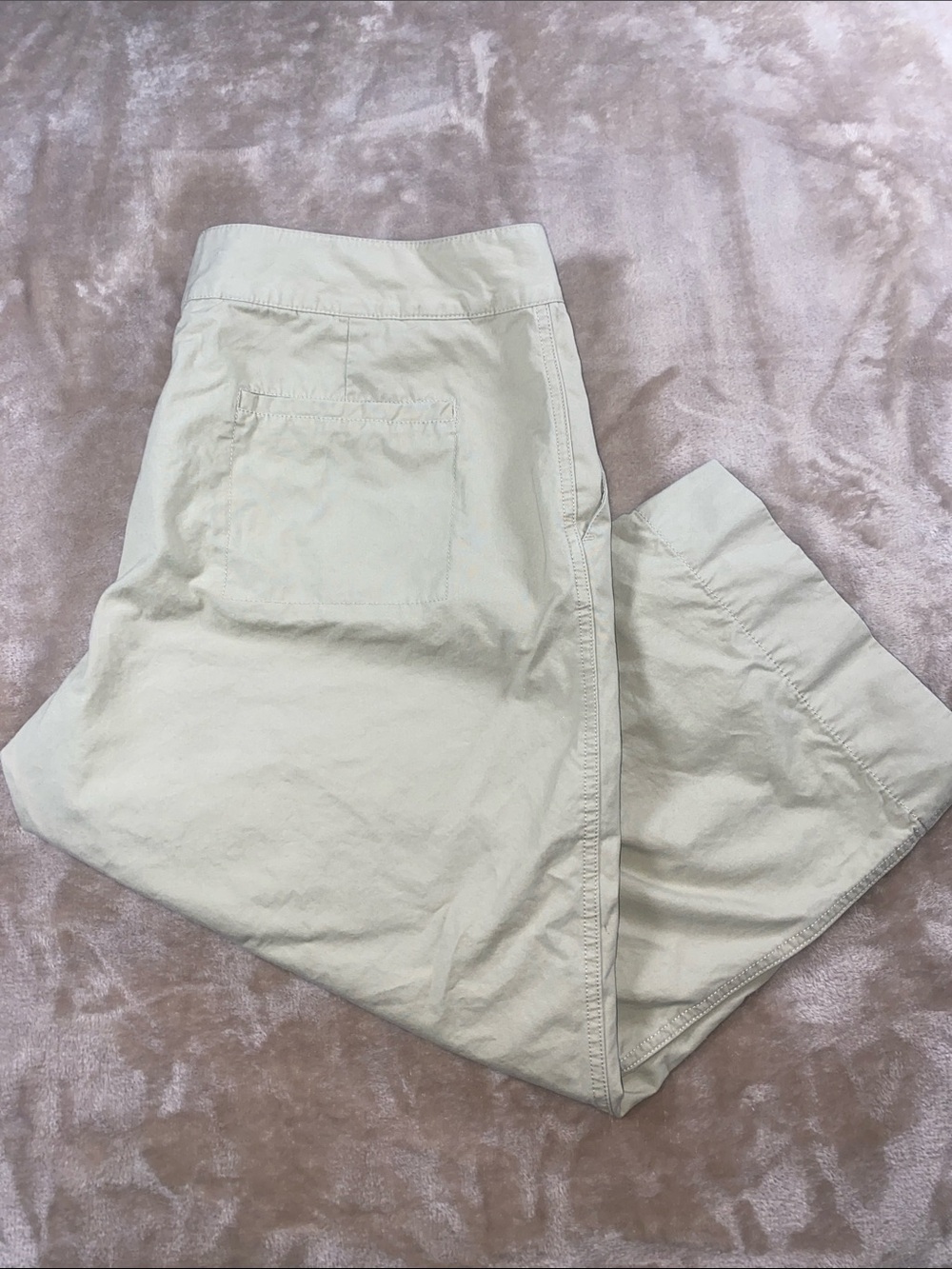 Old Navy Women's Cropped Straight-Leg Capri Pants in Light Cream